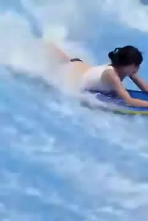 玩冲浪美女遭遇尴尬一幕 泳裤竟被冲掉了