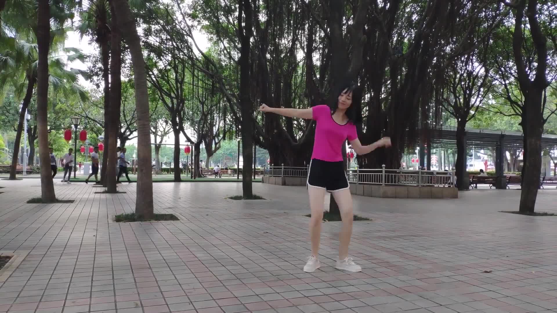 小君舞蹈秀：去广场跳舞 保安大哥拍摄 只是人太帅姐姐没法好好跳了哈哈