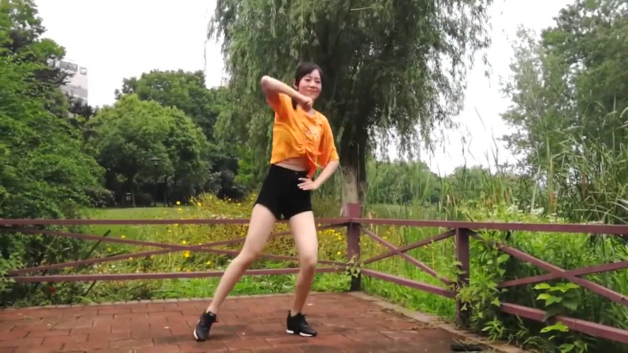 小君舞蹈秀：周末公园走一走 跳个64步爆火网红广场舞《情话神话》