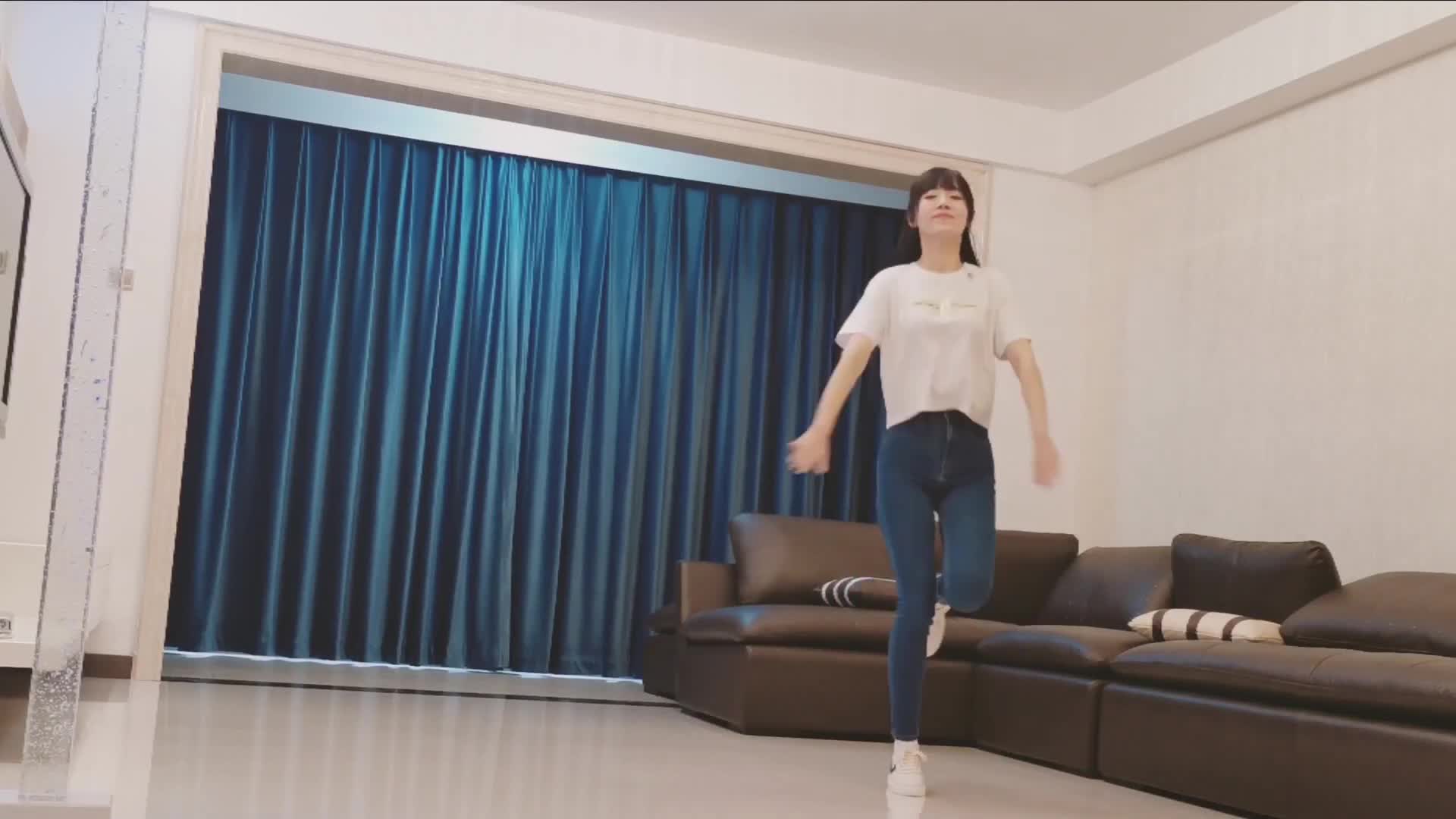 小君舞蹈秀：零基础32步弹跳《不放弃》