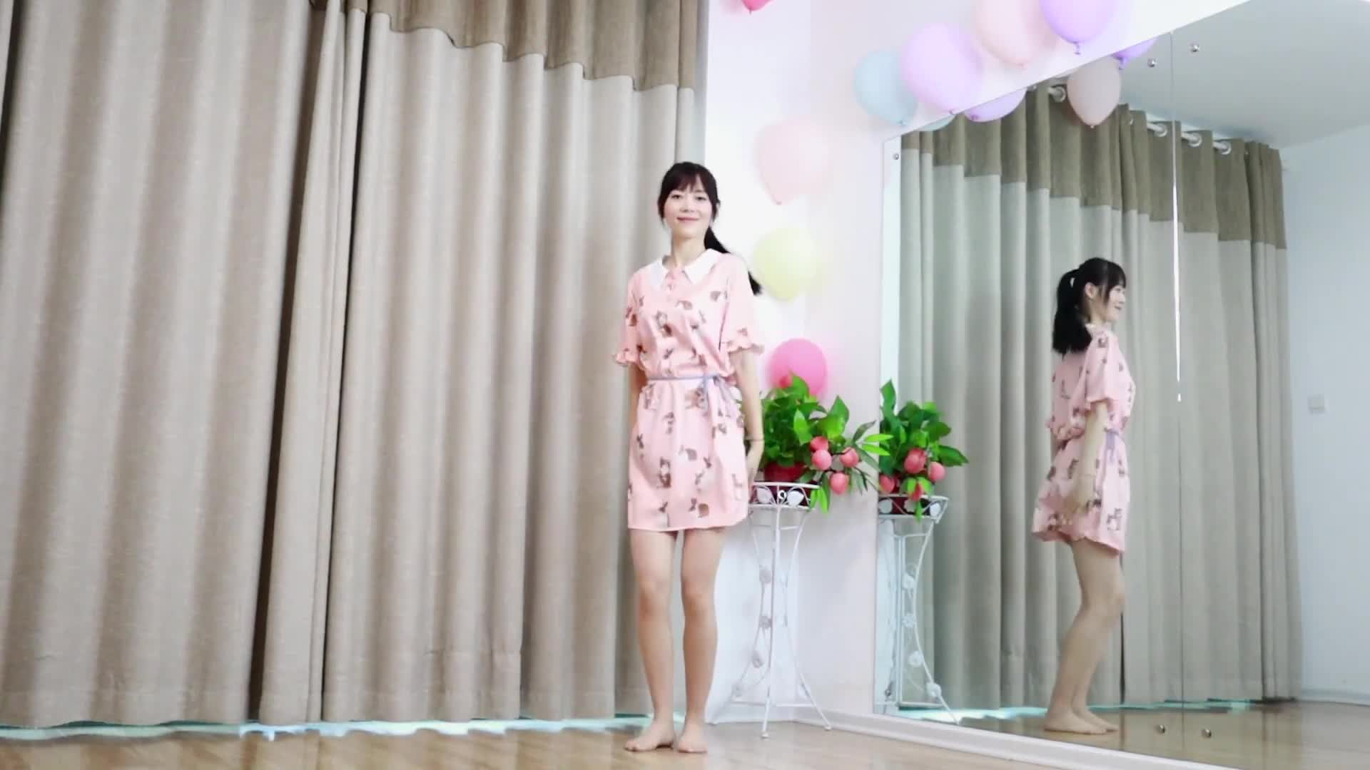 小君舞蹈秀：网络版老歌新跳《达坂城的姑娘》光脚跳真带劲