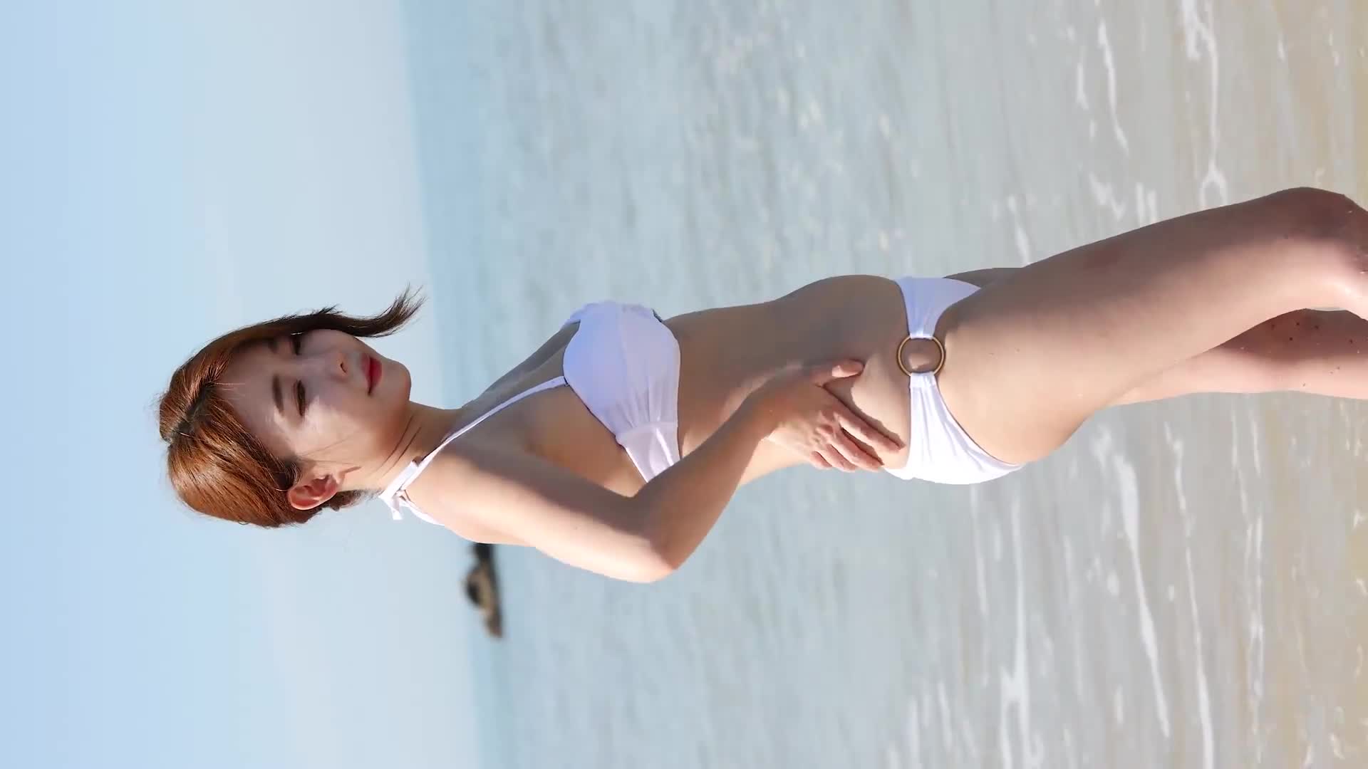 푸르른 날 밝은 햇살이 비치는 바닷가 해변에서 모델 도희(Do Hee) 비키니 화보  [4K60P]