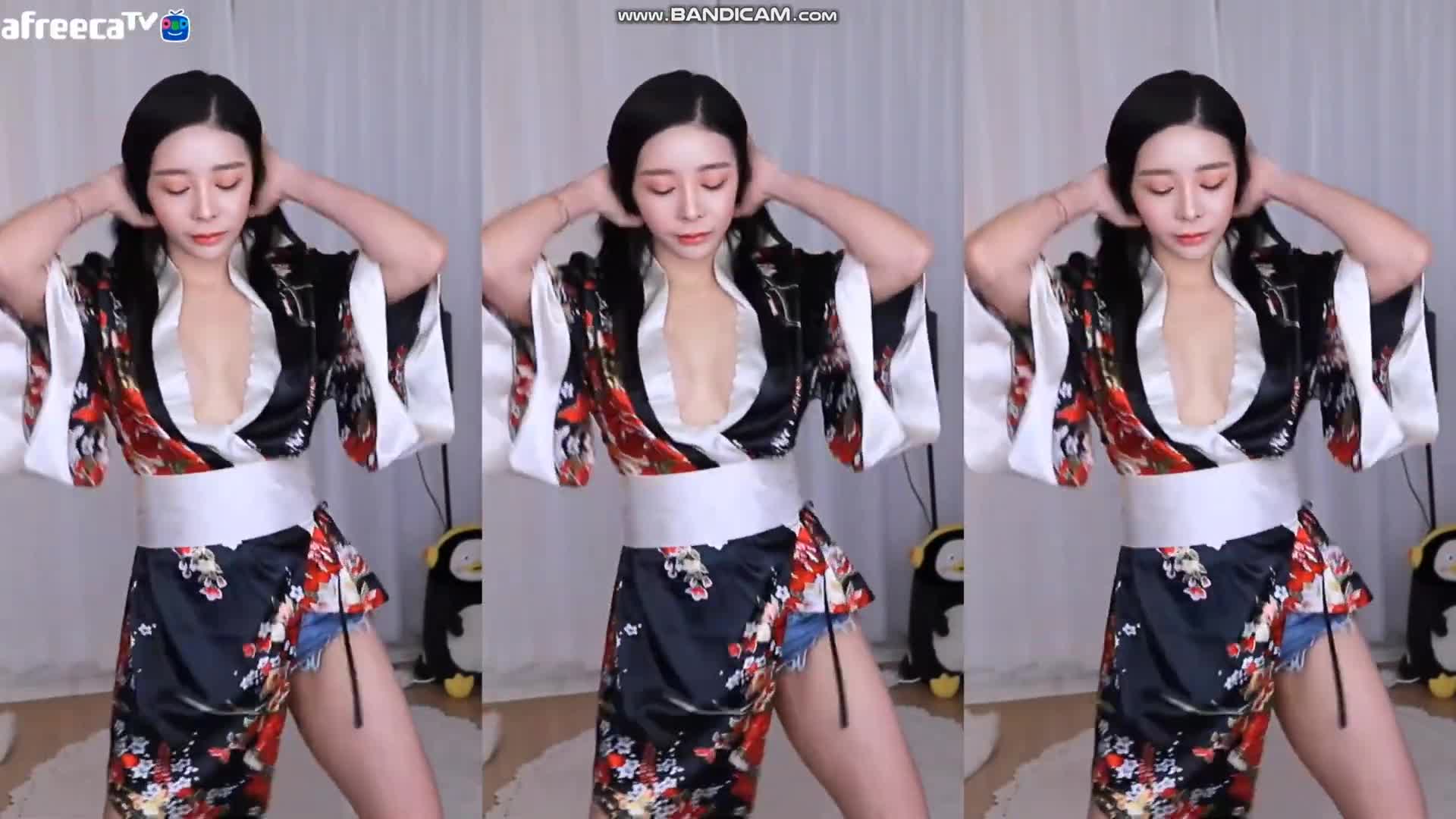 신입여캠 가슴 다 보이는 19금 기모노 오토바이 섹시 댄스 Korean BJ Sexy Dance