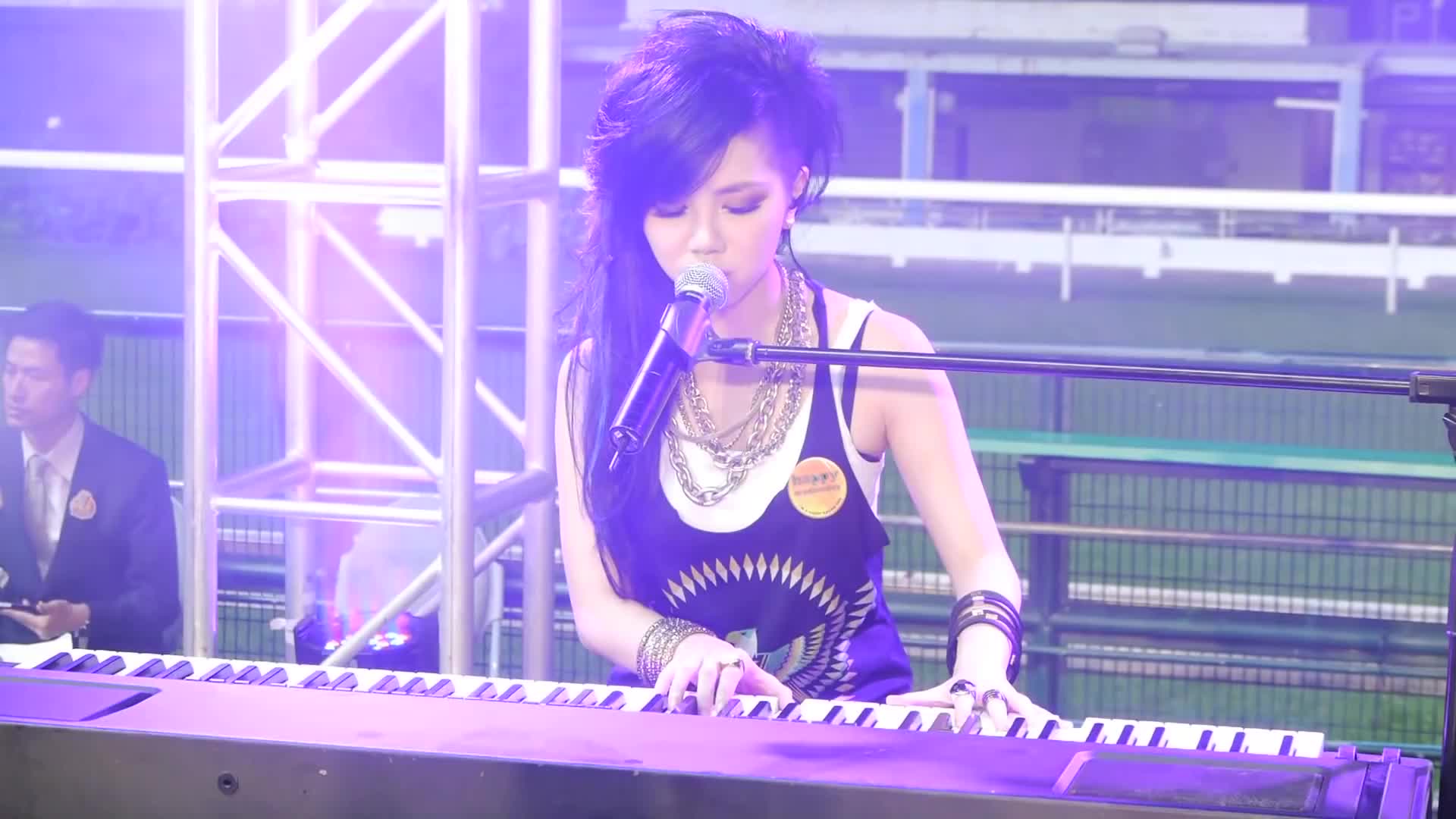 G.E.M. 鄧紫棋 – You Raise Me Up – Live @ Happy Valley Racing