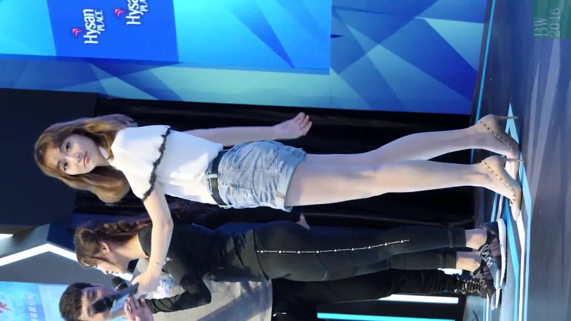 (手機版) 王卓淇 Erin Wong – 熱褲長腿為李豪打氣 @《夏日VR明星決戰》第四回合