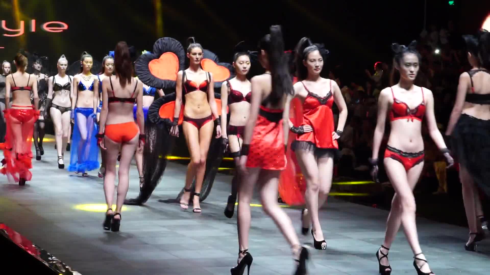 深圳內衣展 SIUF 2015 – 布廸設計 Body Style Lingerie Fashion Show (1)