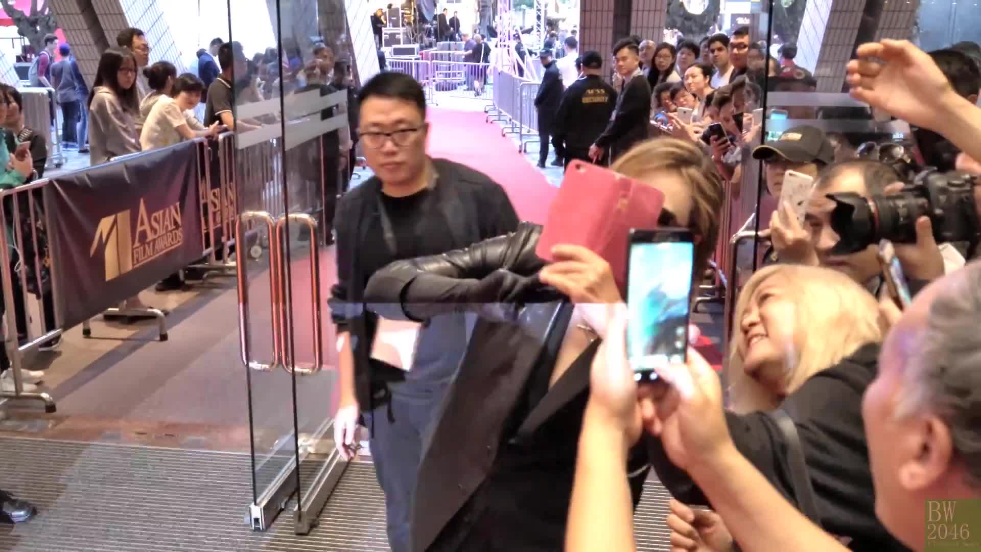 Yoshiki 林佳樹 of X Japan - 表演嘉賓 @ 第十一屆亞洲電影大獎頒獎禮 - 粉絲區紅地氈